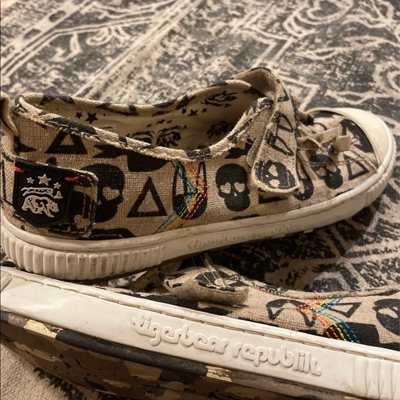 TigerBear Republik canvas slipons with black “rocker” print. Size 6 - Picture 2 of 3